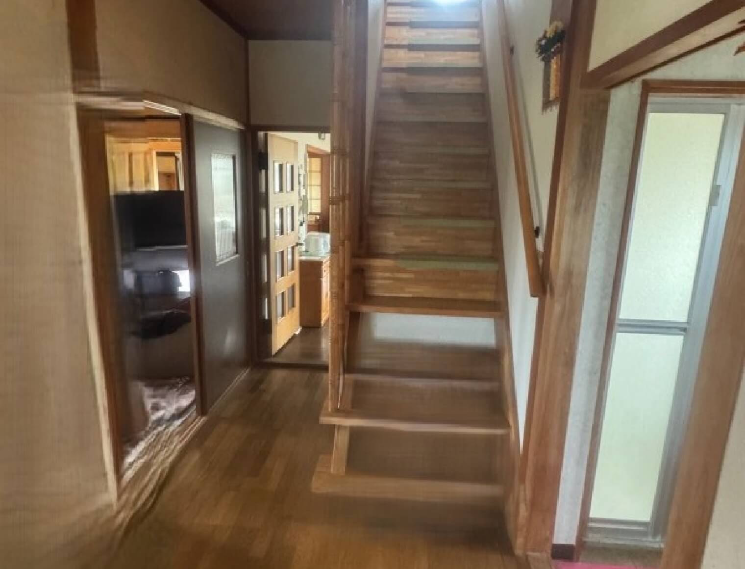 ⾼島セカンドハウス　階段