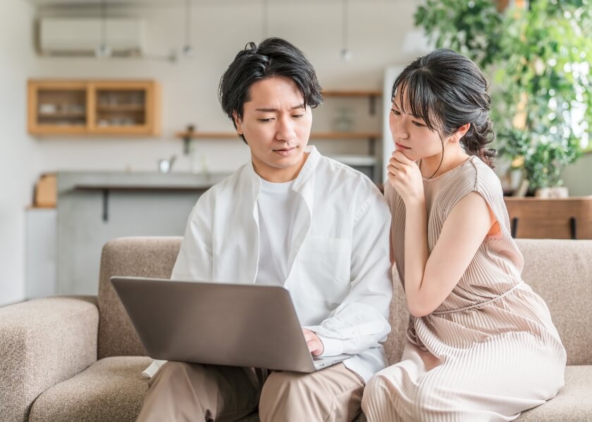 悩む夫婦